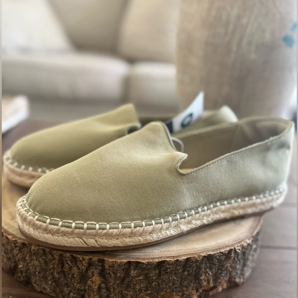 NWT Universal Thread Women's Espadrilles olive green